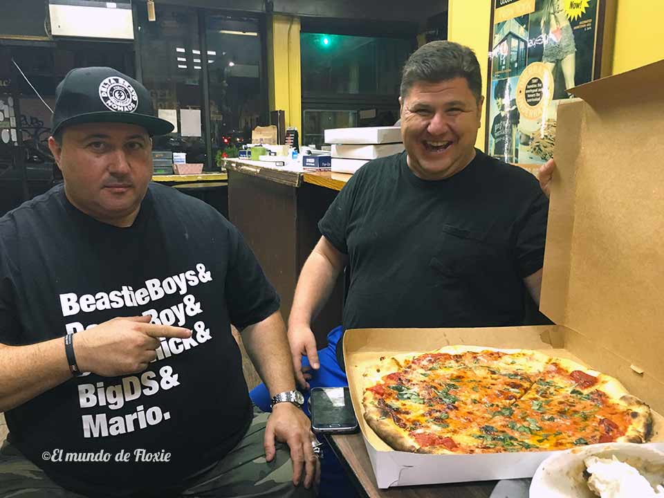Big DS y Johnny Guac con la pizza que nos regaló Dom Jr.