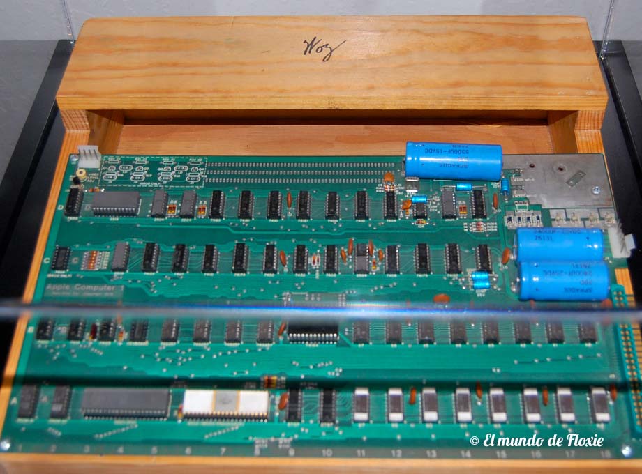 Motherboard de una Apple 1 montada en gabinete de madera y firmada por Steve Wozniak - Computer History Museum en Silicon Valley