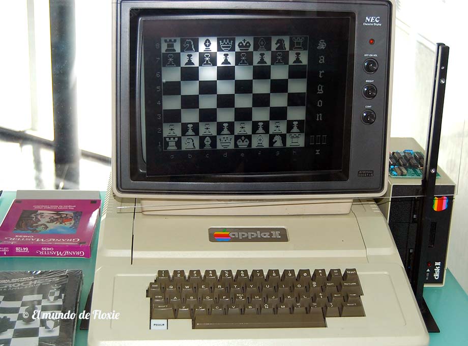 La Apple II, el caballito de batalla de Apple, comenzó a fabricarse en serie a fines de los 70 y vendió millones de unidades. Se convirtió en una computadora de culto para muchos. - Computer history museum en Silicon Valley
