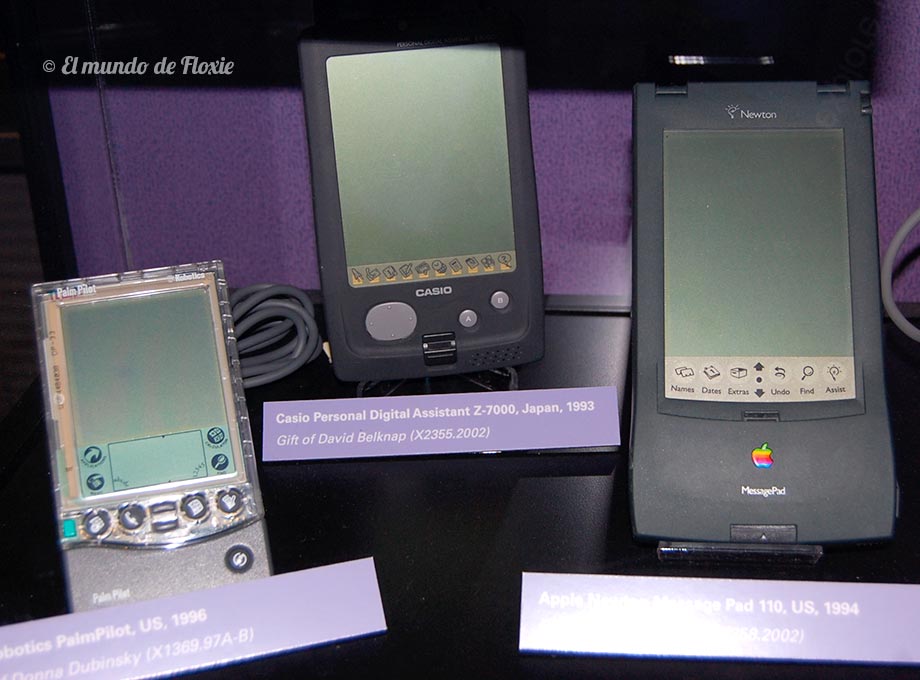 La famosa Palm Pilot , la PDA de Casio y la Newton de Apple. Precursores de los smartphones y tablets actuales - Computer history museum en Silicon Valley