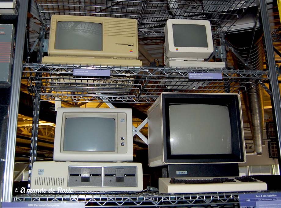 Arriba una Apple LISA y una Apple IIc Plus. Abajo la clásica IBM PC y una workstation SUN-1 - Computer History Museum en Silicon Valley