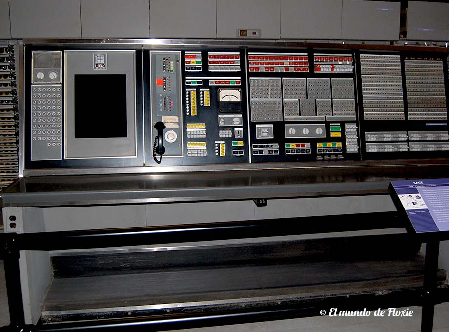 SAGE - Computadora para uso militar fabricada por IBM en 1954, plena época de la Guerra Fría - Computer History Museum en Silicon Valley